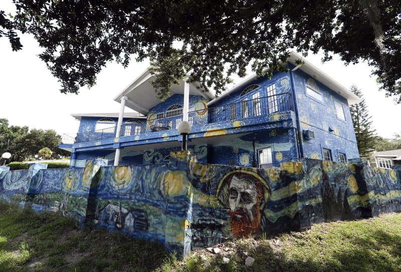 La disputa comenzó cuando la pareja pintó una pared exterior como una manera de calmar a su hijo, que es autista y ama la obra de van Gogh.