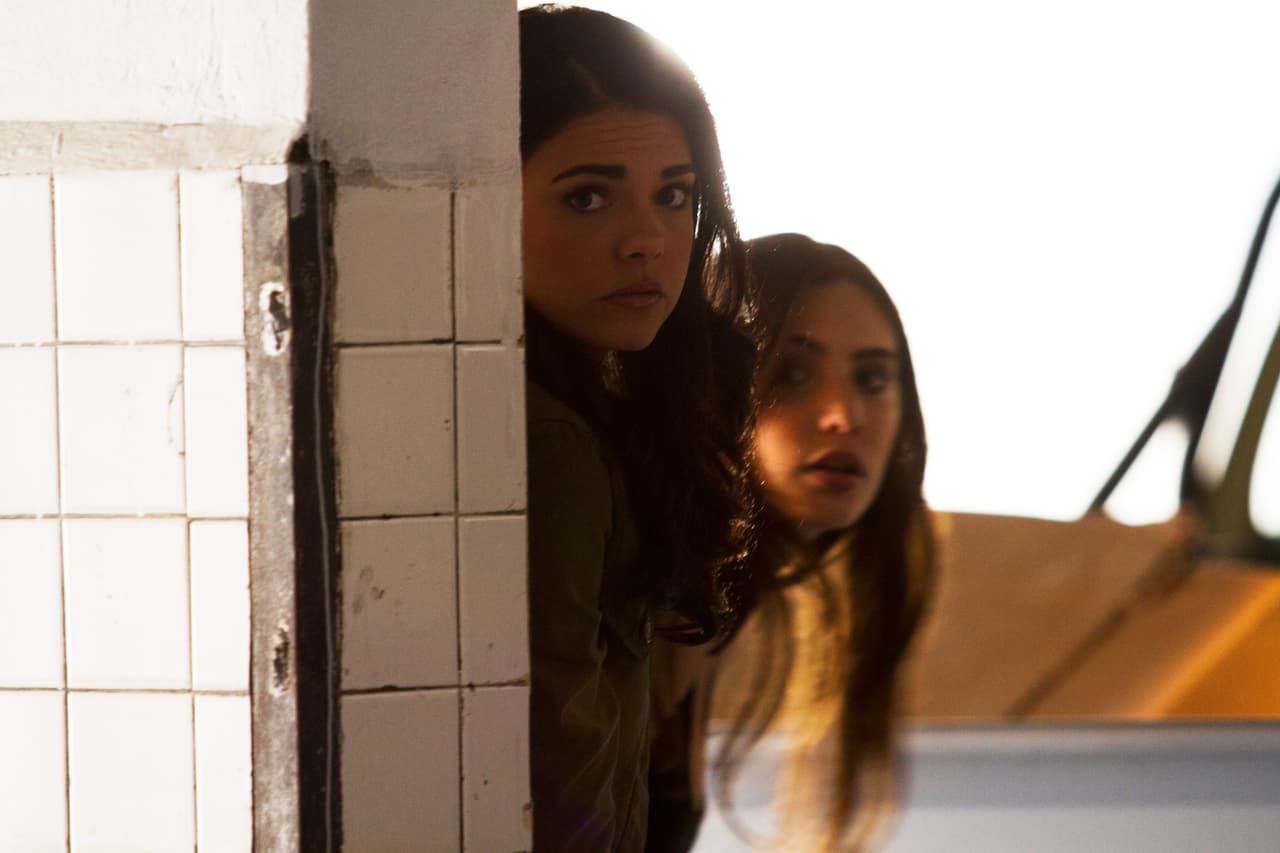 Yolanda y Olivia engañaron a un guardia y lograron entrar en la bodega donde Estela y Cristian estaban encerrados.