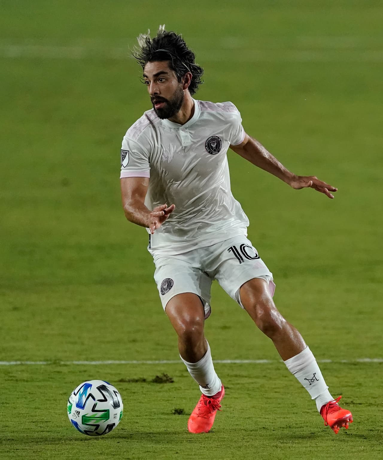 Rodolfo Pizarro revela que Alonso cambió su sistema para el primer triunfo