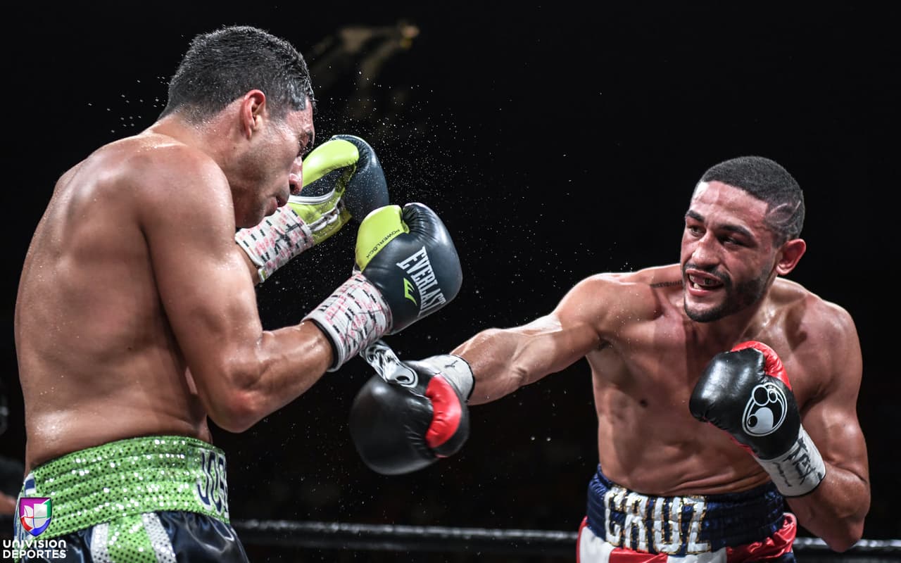 En la pelea estelar, Josesito Lopez (36-7, 19 KOs) le quitó el invicto a Miguel Cruz (17-1, 11 KOs) tras llevarse una decisión unánime.