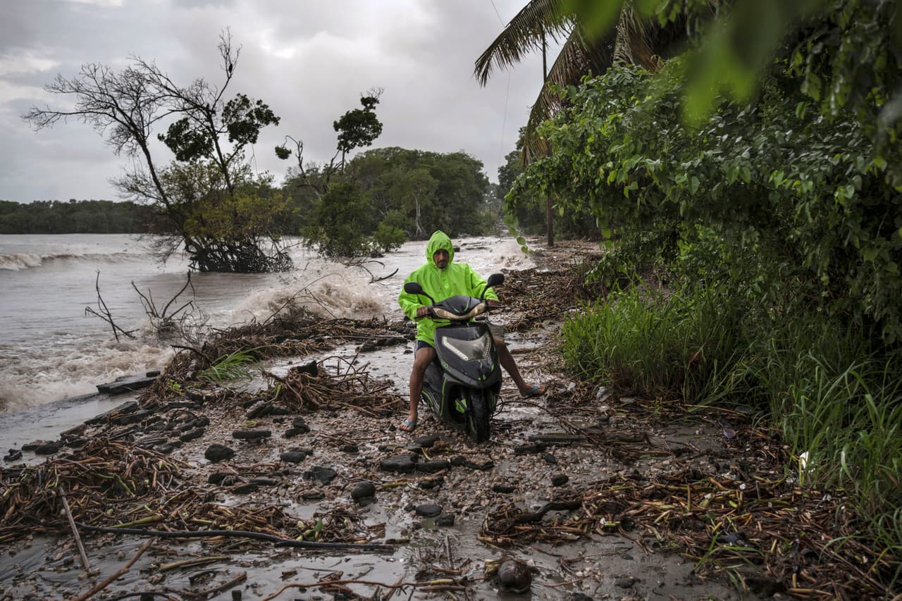 El vecino Delmer Torres atraviesa un camino con su moto. Junto con el rápido aumento de los niveles de agua, las tormentas invernales 
<b>han devorado más de 500 metros (un tercio de milla) tierra adentro desde 2005, </b>según Lilia Gama, profesora de ecología e investigadora de vulnerabilidad costera en la Universidad Estatal de Tabasco Juárez.
<br>