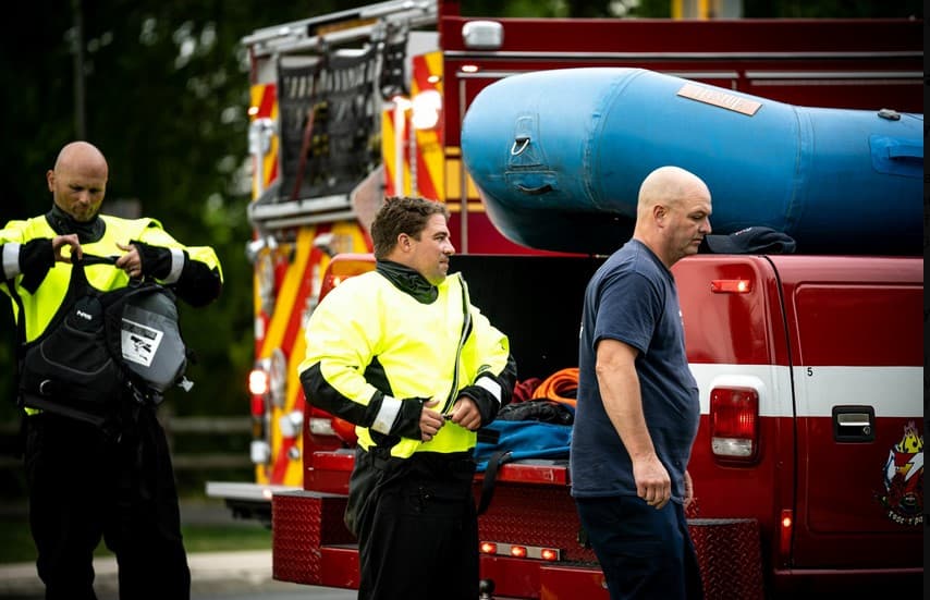 Trabajaron en conjunto con el Departamento de Bomberos de Salt Lake City para hacer maniobras para sacar del agua el automóvil.