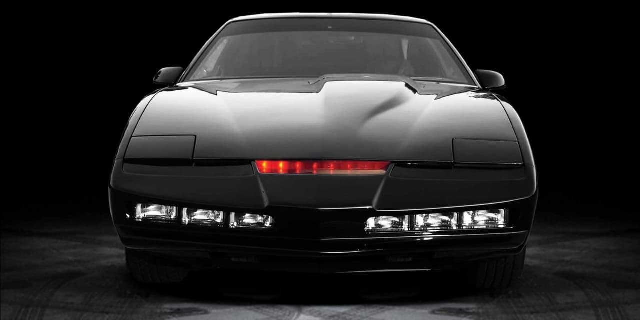 <b>8. KITT- El Auto Fantástico</b>: 
<br>
<br>En apariencia KITT no se diferenciaba mucho de cualquier otro Pontiac Firebird Trans Am de 1982, modelo en el que está basado. Sin embargo KITT estaba equipado, además de por una extrañas luces rojas en su morro y unos exageradisimos faros de niebla, por un cerebro artificial que le permitía entablar todo tipo de conversaciones con sus ocupantes y hasta resolver uno que otro misterio.
<br>
<br>KITT también estaba equipado con una carrocería indestructible, algo de lo que el Trans Am de 1982, o cualquier otro auto del que tenga conocimiento carece.