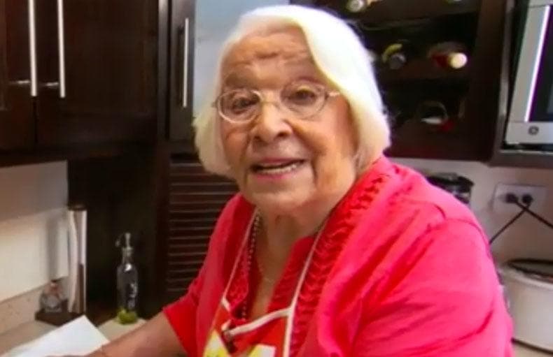 Años atrás, en Despierta América visitamos a la abuelita de Karla quien le envió un hermoso mensaje de admiración y también cocinó uno de sus platillos favoritos: las tortillas de harina con chile colorado. La señora Andrea compartió en dicha transmisión que uno de los secretos de la cocina mexicana es el uso de condimentos.
<br>