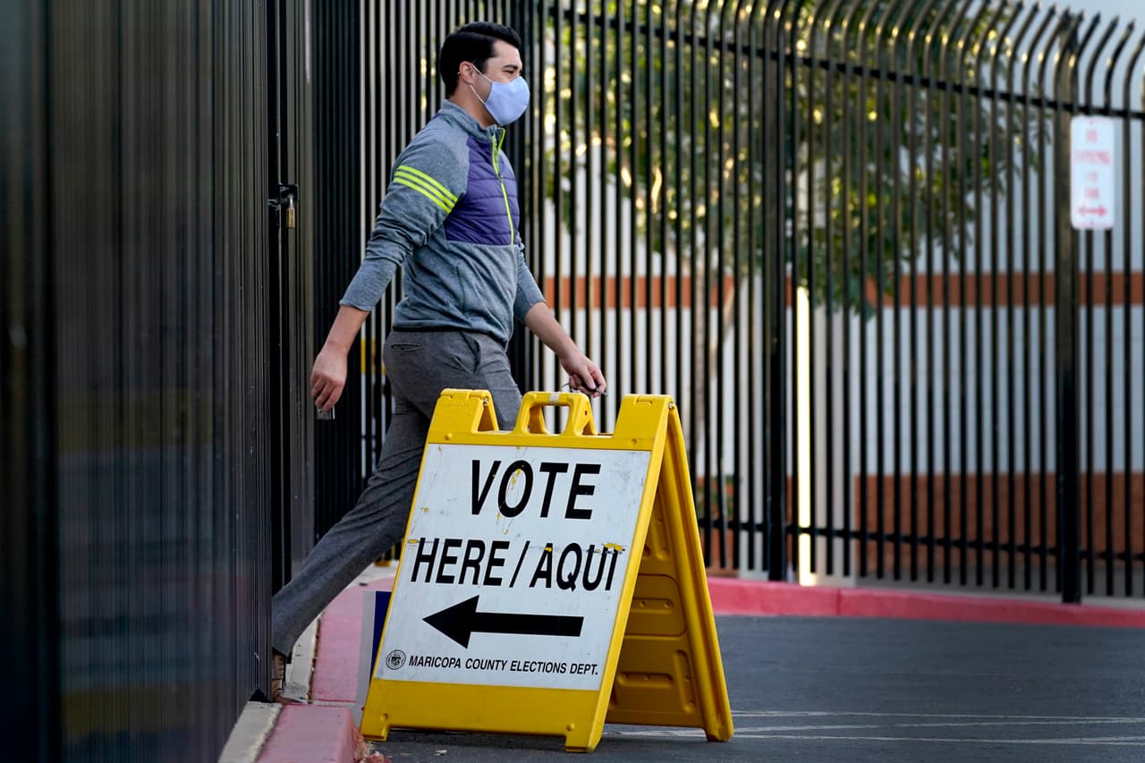 Un votante se va después de emitir su voto en un colegio electoral, el martes 3 de noviembre de 2020 en Phoenix.