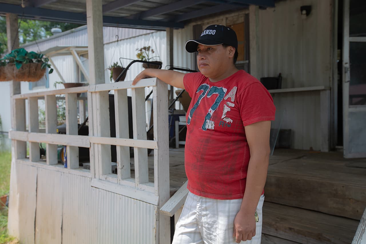 "Si a mi esposa la deportan, voy a salir por mi voluntad": las redadas cambiaron la vida de los hispanos en Mississippi