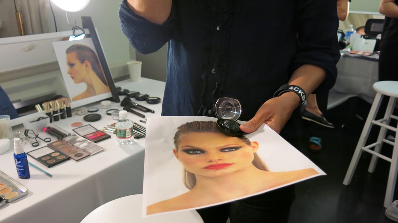 Una vez que se difumina el color se pone una sombra negra con efecto brillante sobre el lápiz. Para este look usaron el tono 
<a href="https://www.maccosmetics.com/product/13840/31095/Products/Makeup/Eyes/Shadow/Mineralize-Eye-Shadow">Cinderfella de MAC</a>.
<br>