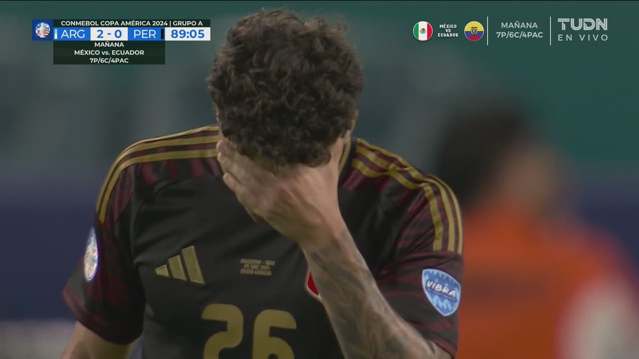 ¡Perú casi descuenta, cabezazo de Zanelatto que pega en el poste!