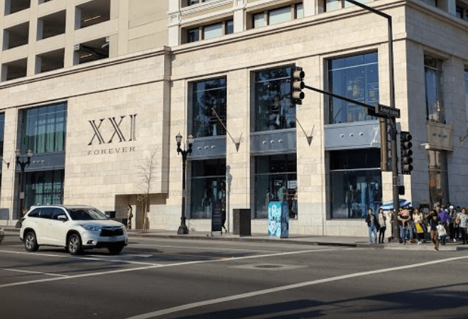 Glendale Galleria, en el número 100 al oeste de la calle Broadway, local E005, Glendale, CA 91210.