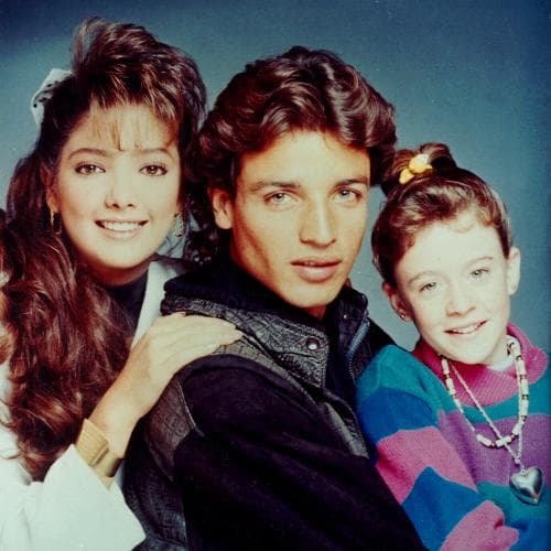 En 1987, Gerardo era el hermano de Maricruz (Adela Noriega) y novio de Beatriz (Thalía). Él se metía en problemas con sus padres por sus adicciones.