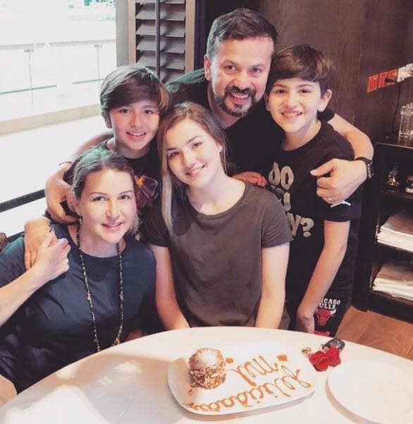 Hasta hace algún tiempo, Melanie vivía al cuidado de su mamá y su esposo, junto con sus hermanos Cruz Ángelo y Félix Estefano, quien nació en 2007.