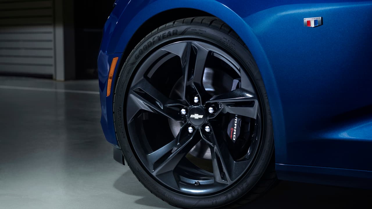 Su equipamiento ahora agrega 
<b>cámara trasera en el espejo retrovisor</b> para las versiones SS y ZL1. La alerta de colisión se incluye dentro del equipo de seguridad.