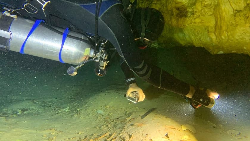 El arqueólogo Octavio del Río (en la imagen) junto a su compañero Peter Broger detectaron el cráneo destrozado y el esqueleto parcialmente cubierto por sedimentos en el interior del cenote.