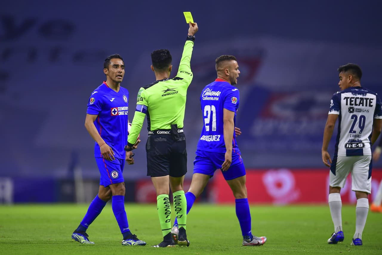 Con solitario gol de Roberto Alvarado (42'), Cruz Azul vence 1-0 a Monterrey y alargan su racha de victorias a nueve. Cruz Azul se queda como líder solitario del torneo y los Rayados bajan a cuarto lugar y podrían caer al quinto si es queToluca vence al Pachuca.
