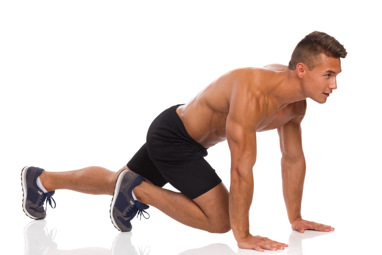 4.Mountain climbers. Incluir el ejercicio del escalador en la rutina, ayudará increíblemente a bajar de peso y aumentar el tono de los glúteo, pues activa gran cantidad de músculos en tan sólo unos minutos. Para realizarlo debes colocarte en forma de ‘V’ invertida, con los glúteos hacia arriba y hacer un movimiento constante, como si escalaras. En un minuto puedes decirle adiós a entre 8 y 15 calorías, dependiendo del peso.