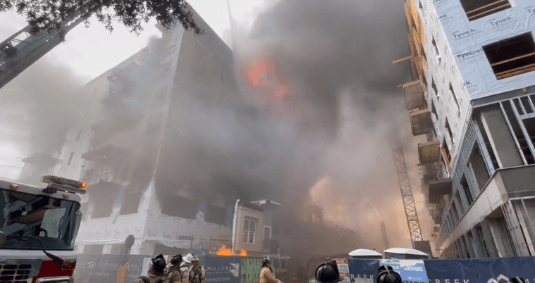 Los investigadores trabajan para saber la causa del incendio.