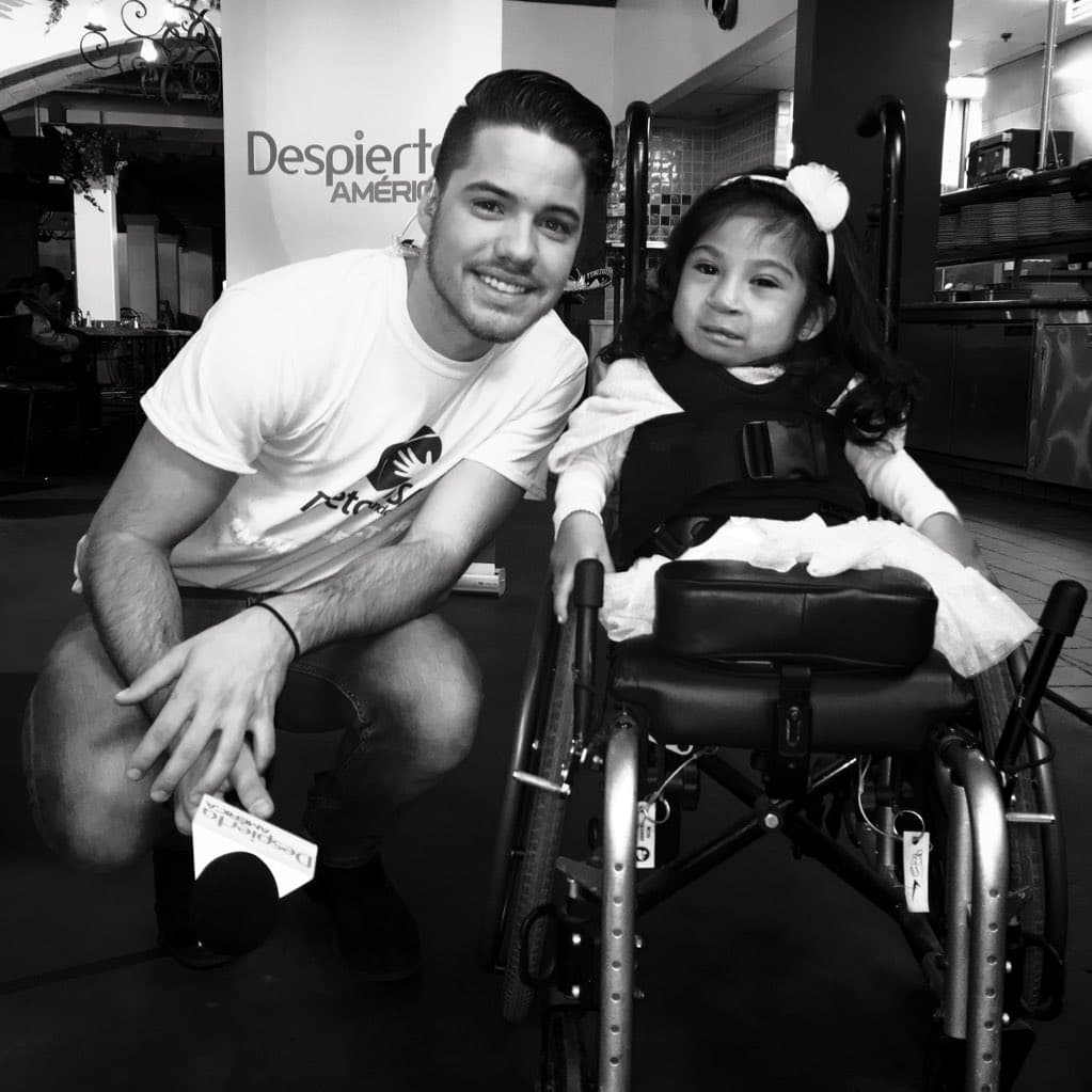 William Valdes: "#Milagros #PuroAmor #MomentoDeActuar ".