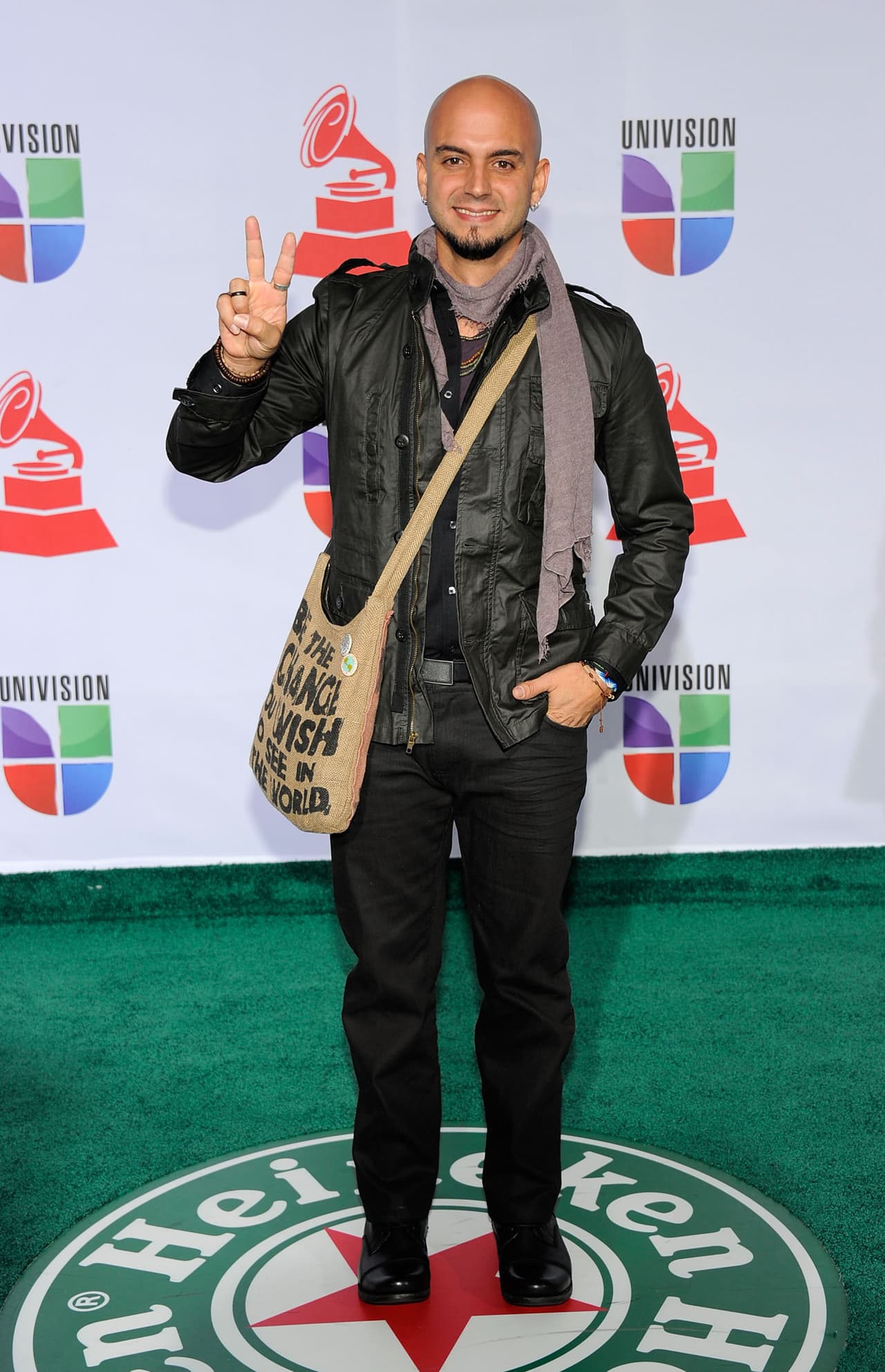 El también ganador del Latin GRAMMY, llegará con toda la actitud a esta fiesta.