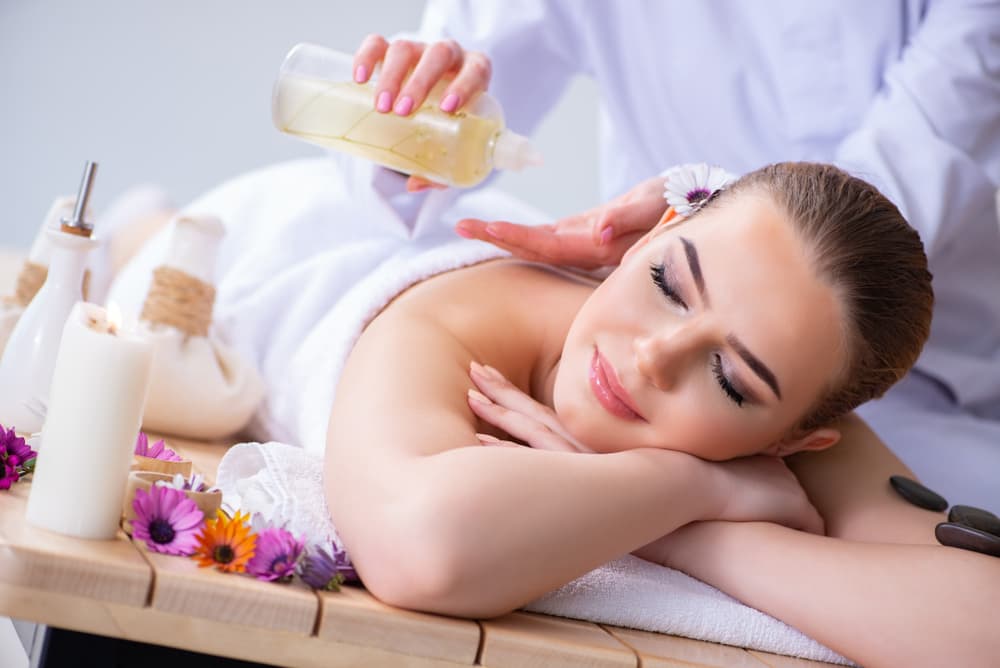 También a un lugar donde te puedan dar un masaje, todo lo que sea posible para mejorar tu aspecto.