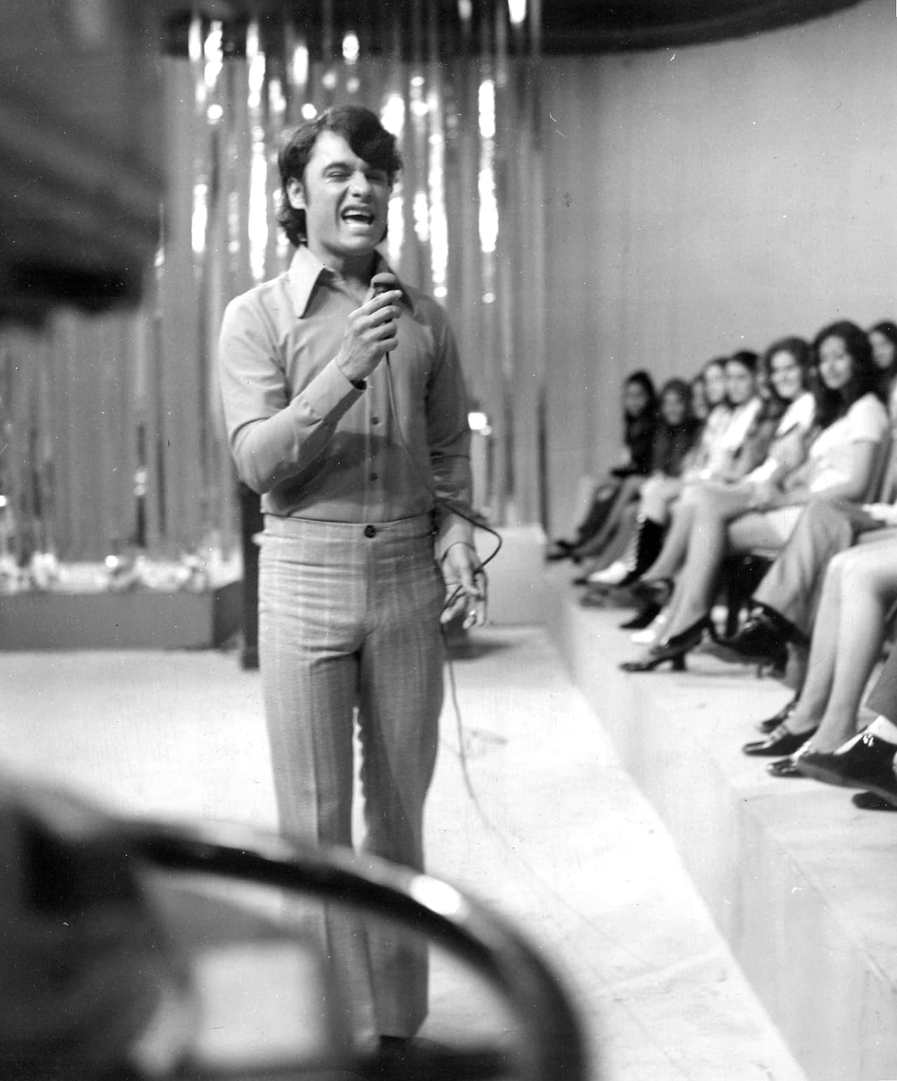 Juan Gabriel quería ser reconocido, y durante varios años cantó en bares y restaurantes, uno de ellos el famoso 'Noa Noa', de Ciudad Juárez, bajo el nombre artístico de 'Adán Luna'.