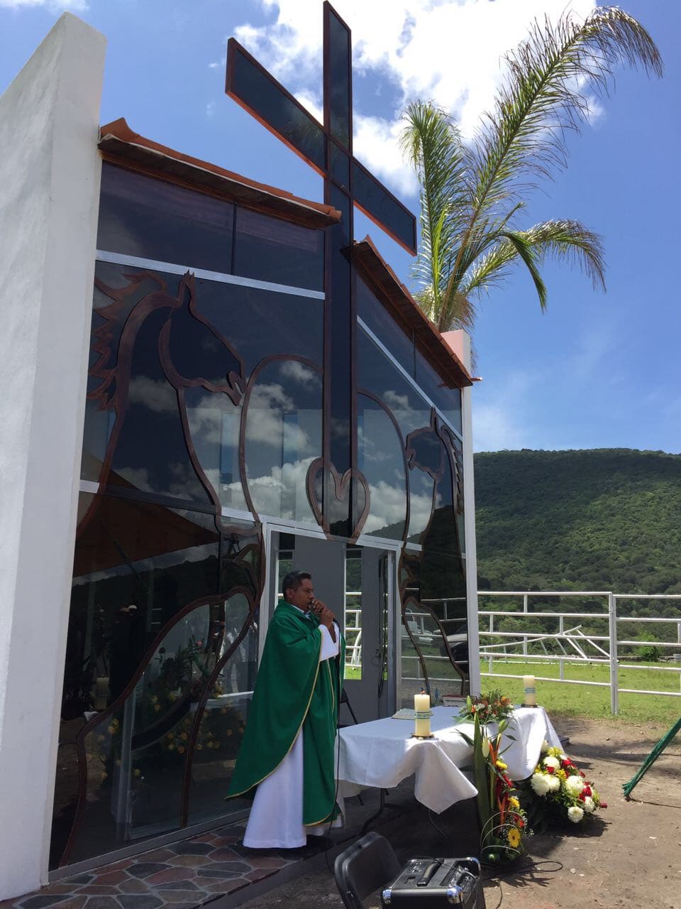 En la misa en su honor, el sacerdote habló del amor que Joan Sebastian tenía a su tierra y a sus paisanos de Juliantla.