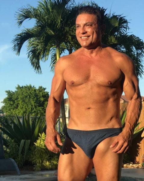 En pocas semanas cumplirá 57 años y 
<b>continúa en muy buena forma</b>, pues el ejercicio y la sana alimentación son parte fundamental en su vida diaria.