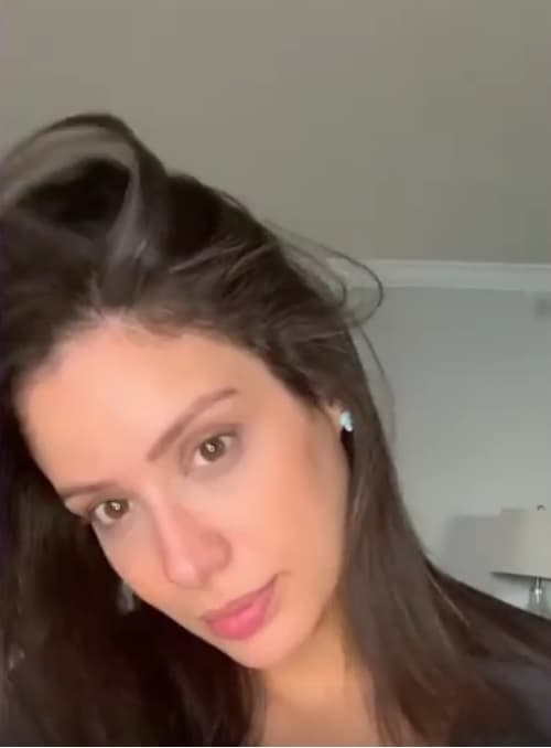 Pero a sus seguidores de las redes sociales los ha dejado verla sin una gota de maquillaje. En esta imagen vemos que la presentadora puertorriqueña luce muy bien hasta de cara lavada.