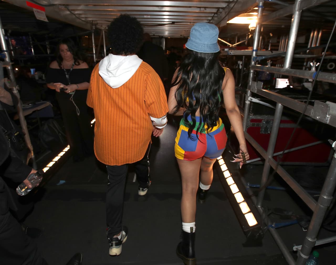 "Sé que los fans lo entenderán. También sé que compartiremos el escenario cuando sea el momento adecuado. Te queremos Cardi, y tocaremos todas las noches en tu honor. Por favor, dale un abrazo a tu bebé, un abrazo de parte de todos los que estamos en la gira. Te quiero, Bruno”. Así el cantante dejó claro que entendió la situación y su amistad seguirá intacta.