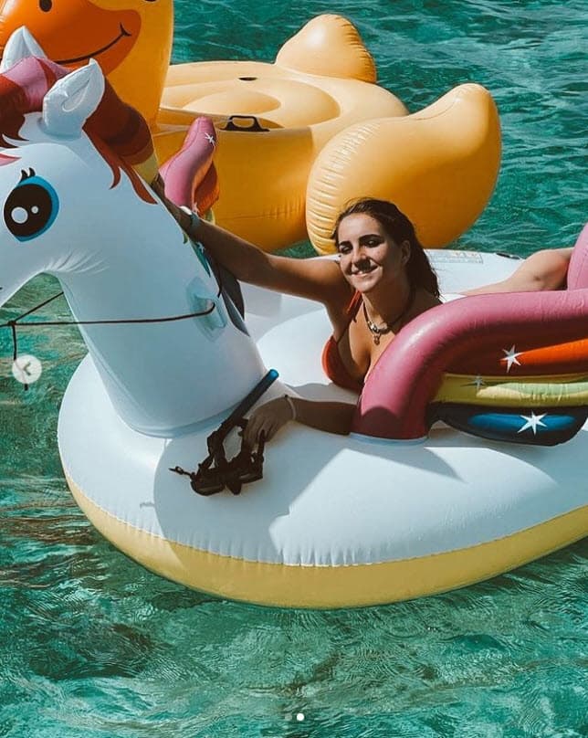 Actualmente la joven tiene 20 años y comienza a seguir los pasos de su madre en la conducción, pues es una de las presentadoras del show 'Más perras' del canal de YouTube de la argentina.
<br>