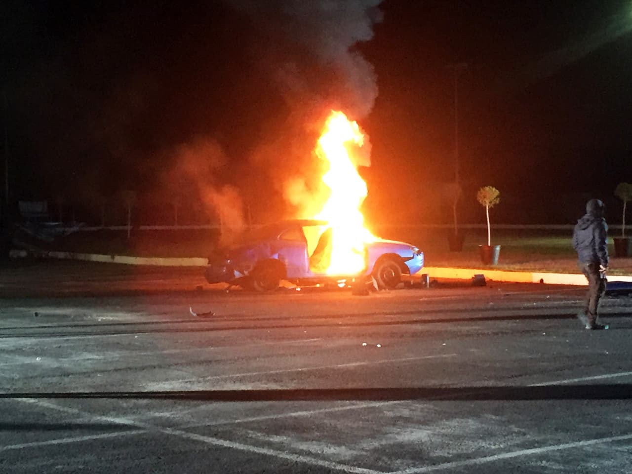 El fuego consumió el automóvil por completo.