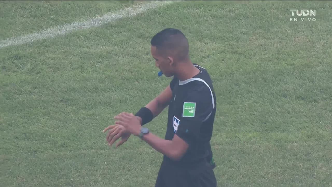 Arranca el partido y la pelota está en juego.