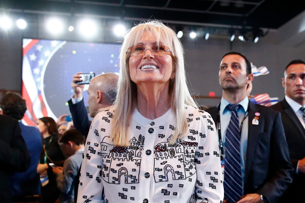 <b>Puesto 5. Miriam Adelson.</b>
<br>
<br>Patrimonio total: 38,200 millones de dólares.
<br>Ciudadanía: estadounidense.
<br>
<br>La viuda de Sheldon Adelson, quien murió a los 87 años en enero, heredó el 56% de los casinos Las Vegas Sands. La compañía perdió 985 millones en el segundo trimestre de 2020, cuando sus casinos y complejos turísticos de Nevada fueron clausurados por la pandemia.
<br>
<br>La lista cuenta a 154 mujeres que heredaron su fortuna pero que no participan activamente en expandirla. Entre ellas se encuentra Dagmar Dolby, propietaria del 36% de la empresa de tecnología de audio fundada por su difunto esposo, Ray Dolby.
<br>