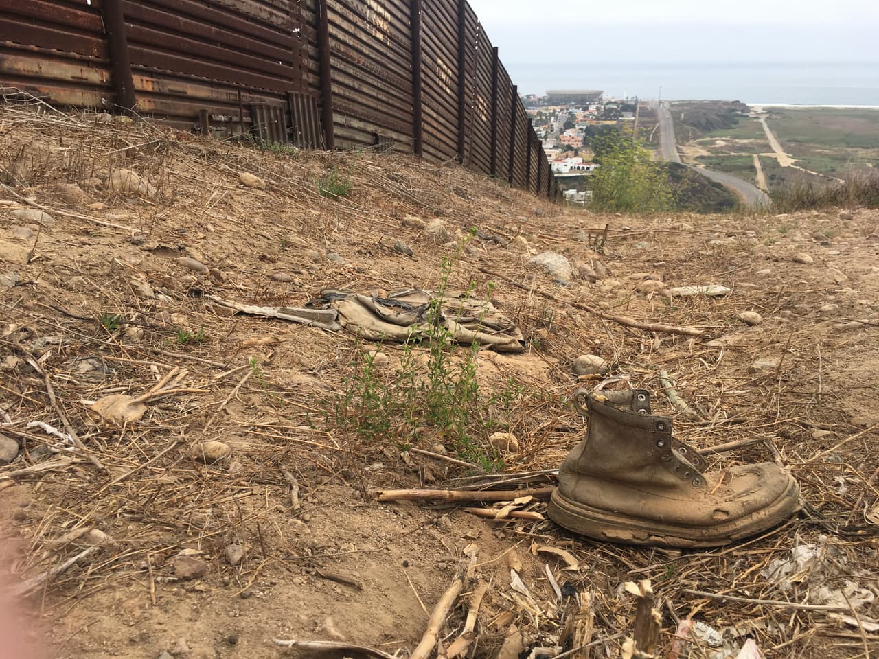 Una bota vieja cerca de la valla fronteriza que concluye en el Océano Pacífico.