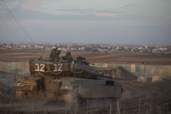 Los próximos pasos del movimiento islamista Hamás y de Israel son claves para detener la espiral de violencia que estalló el miércoles en la zona, en un aparente intento de la Yihad Islámica de arrastrar a ambas partes a un nuevo conflicto armado. "Israel considera a Hamás responsable de todo lo que ocurre (en Gaza): es el que ejerce la soberanía y el que debe responder por todo lo que ocurre", declaró un alto mando militar israelí en la zona, que reconoció que en los últimos meses no ve a milicianos de este grupo "participar en acciones terroristas". Para la Yihad Islámica, lanzar cohetes es "un medio excelente para avergonzar a Hamás, con el fin de demostrar que son ellos los que definen la agenda (política) en Gaza, mientras Hamás ha abandonado la yihad y la resistencia (armada) en busca del poder", escribe hoy el experto israelí en asuntos árabes y de Oriente Medio, Avi Isajarov. Organización mucho más pequeña, versátil e ideológica que Hamás, y sobre todo sin responsabilidades de gobierno, la Yihad trata de reavivar la lucha armada y "hace grandes esfuerzos para arrastrar (a ambas partes) a un nuevo conflicto", apelando en esta ocasión a la muerte de tres de sus hombres. Netanyahu debe decidir ahora "si quiere más violencia o seguir el toma y daca habitual con las milicias", subraya el académico.