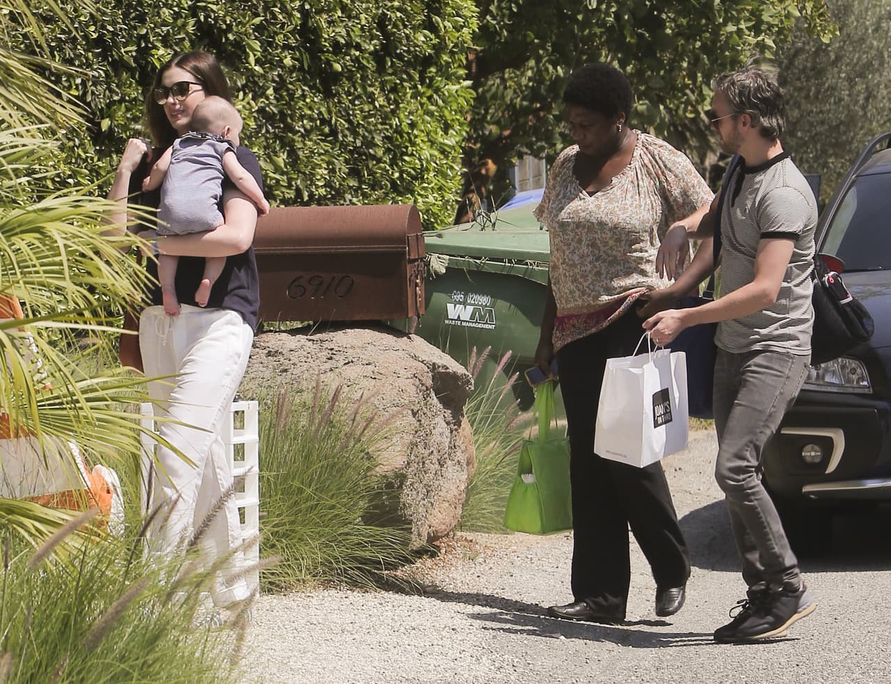 El lindo instinto maternal de Anne Hathaway.