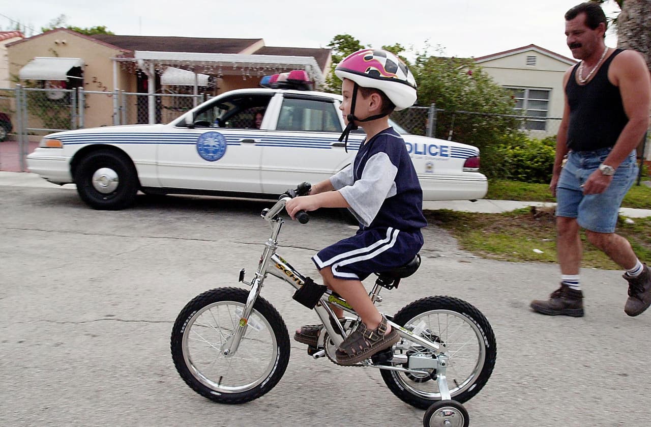 Elián González cumplió seis años en Miami. Mientras ocurría la disputa de su custodia en la Corte Federal, hacía actividades como montar bicicleta. Este paseo fue supervisado por su tío materno Lázaro y una patrulla de policía.