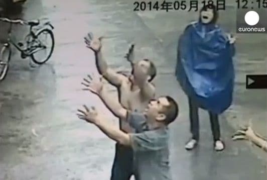 Vecinos de un edificio en China movieron cielo y tierra para salvar a un pequeño de un año que cayó por un ventanal. You Tube