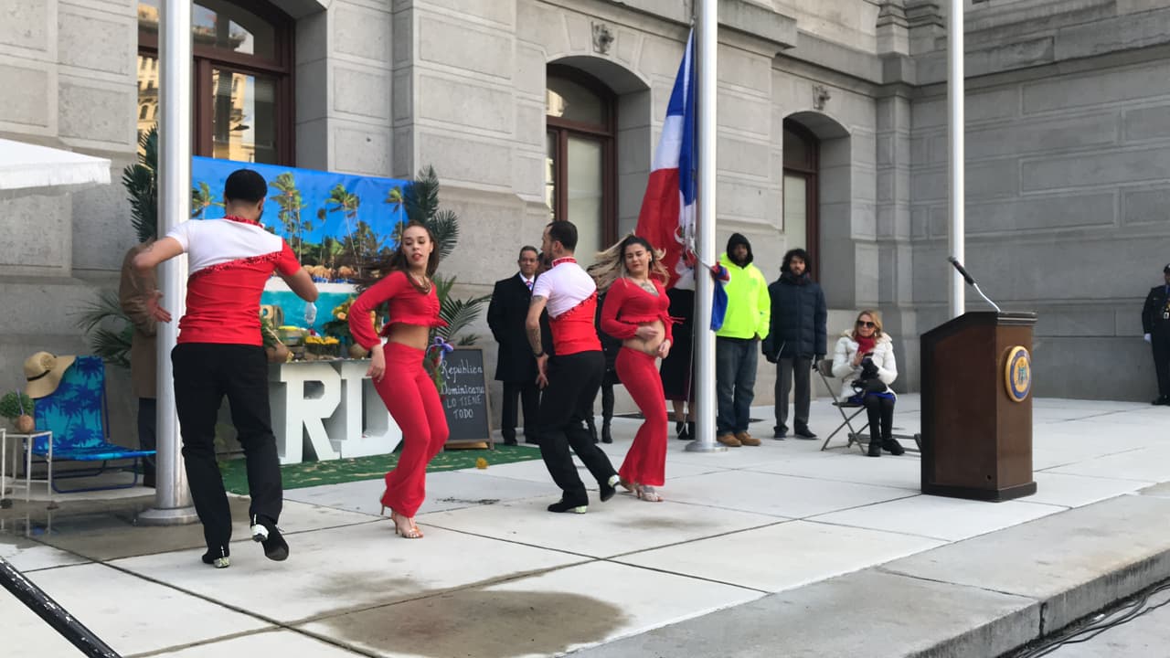 La actividad no fue concurrida pero entre los presentes hubo pancartas y expresiones de protesta. 
<br>
<br>