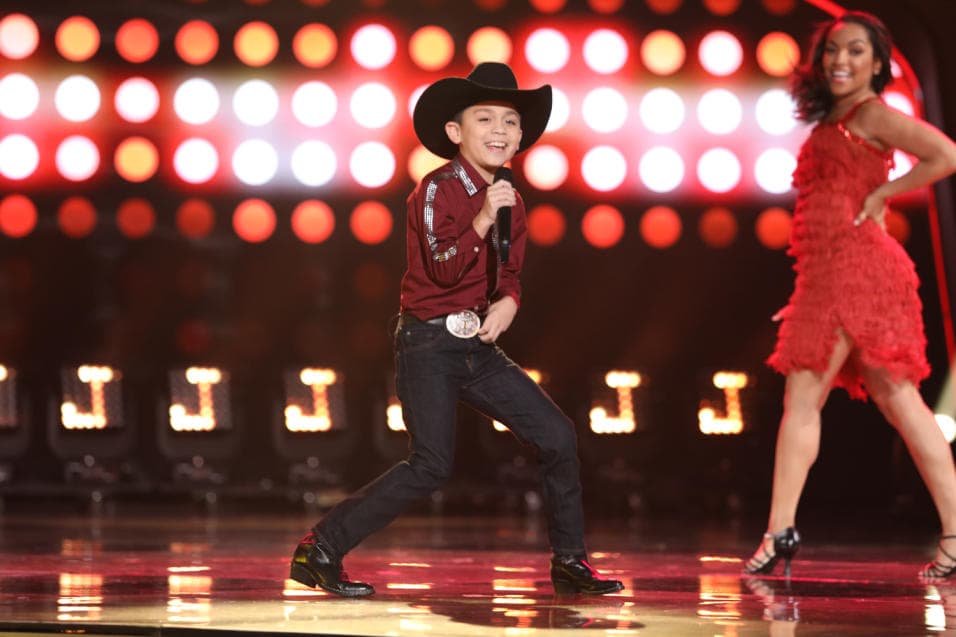 Al puro estilo norteño,
<b> Joel </b>interpretó 'La dueña del swing'.