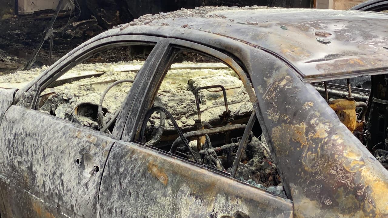 El incendio ocurrió principalmente en el ático del garaje.