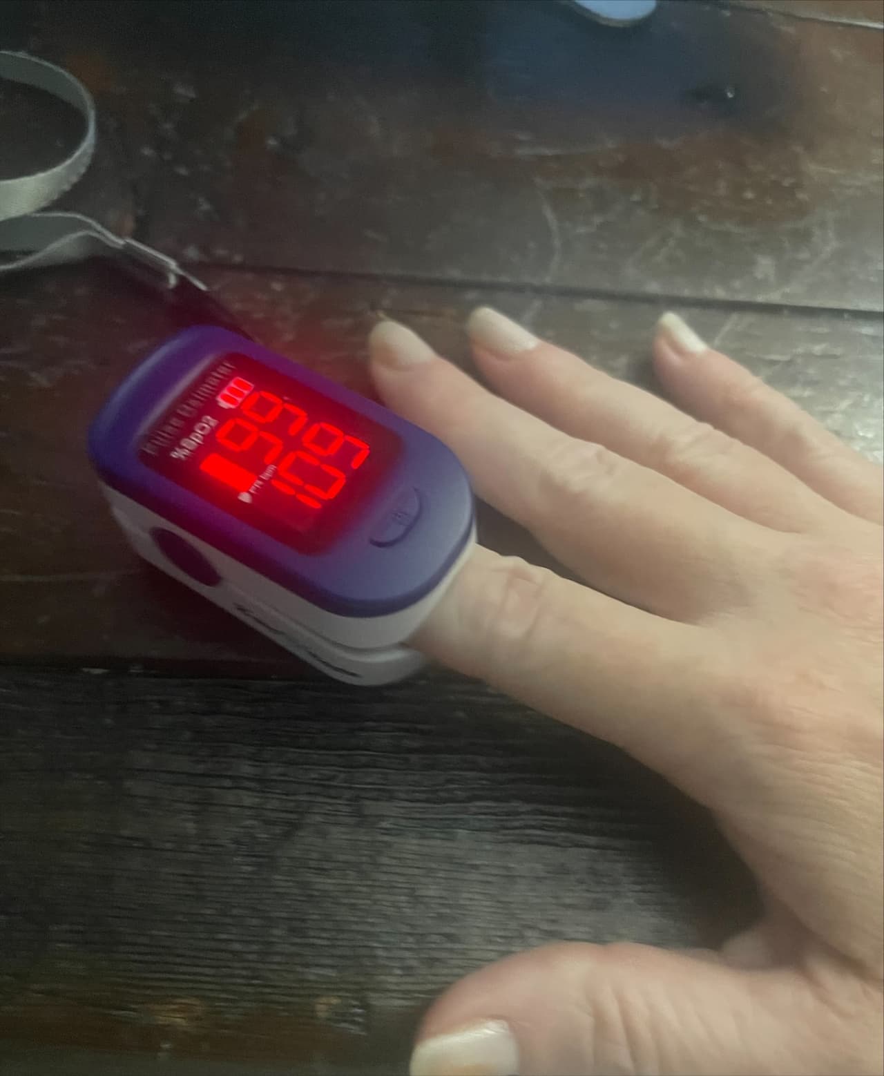 <b>El primer objeto es un oximetro.</b> El artículo mide el nivel de oxígeno que tiene su cuerpo. Profesionales de la salud, explican que, si se registran menos de 94 en los nivelos del oxigeno, se recomienda a que contacte a su doctor. Menos de 90, debe estar en
<b><a href="https://www.univision.com/local/chicago-wgbo/la-mitad-de-los-nuevos-casos-de-coronavirus-en-chicago-son-de-la-variante-delta-video">sala de emergencias</a></b>.