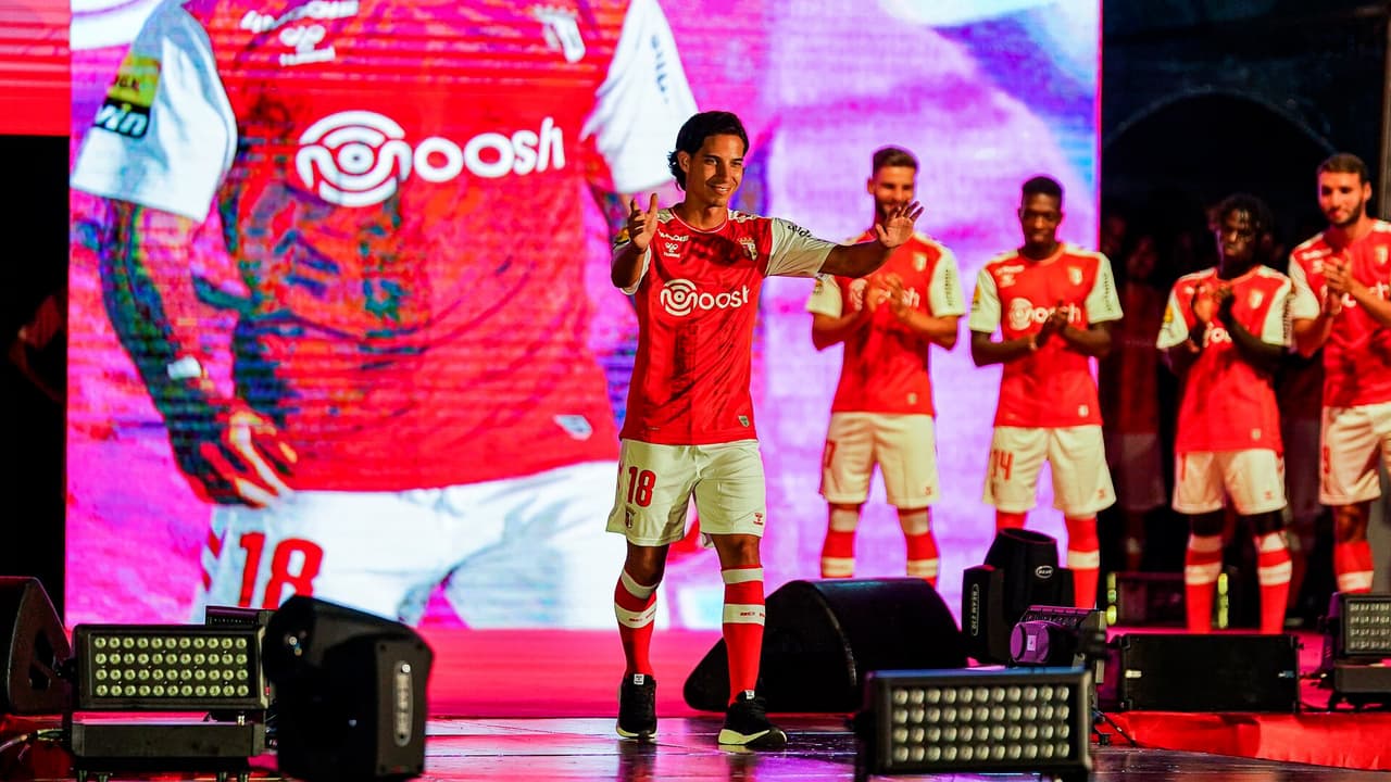 Recibimiento de estrella para Diego Lainez en el Braga