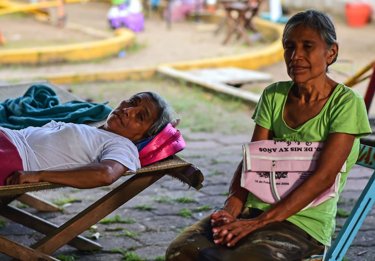Dos mujeres se encuentran sentadas en uno de los refugios temporales que se habilitaron en Juchitán.
