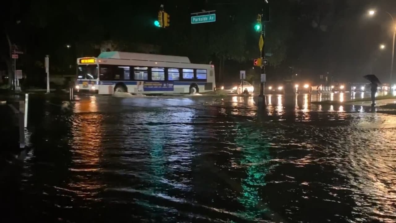 Afortunadamente, las históricas lluvias no dejaron víctimas fatales. Sin embargo, la gobernadora Kathy Hochul informó que los socorristas tuvieron que 
<b>rescatar a 28 personas de las “enfurecidas aguas” en el valle del Hudson y Long Island</b>.