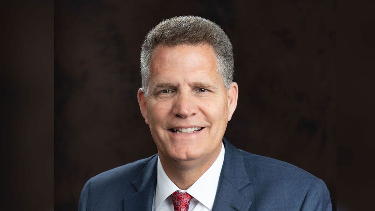 El escándalo en que se ha visto envuelto Adler ocurre días después de que se conociera que Bill Gravell, juez del condado de Williamson, al norte de Austin, 
<a href="https://www.univision.com/local/austin-kakw/elecciones-estados-unidos-2020/juez-del-condado-de-williamson-paga-mil-dolares-de-multa-por-violar-sus-propias-ordenes-de-restriccion-por-covid" target="_blank">se declarara culpable de violar las leyes de restricción</a> que él mismo había impuesto por asistir al cumpleaños de su nieto en abril pasado. 
<br>