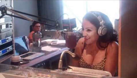 Gracias a esa confianza y sus estudios, La Bronca tuvo la oportunidad de comenzar su carrera en la radio pocos años después.