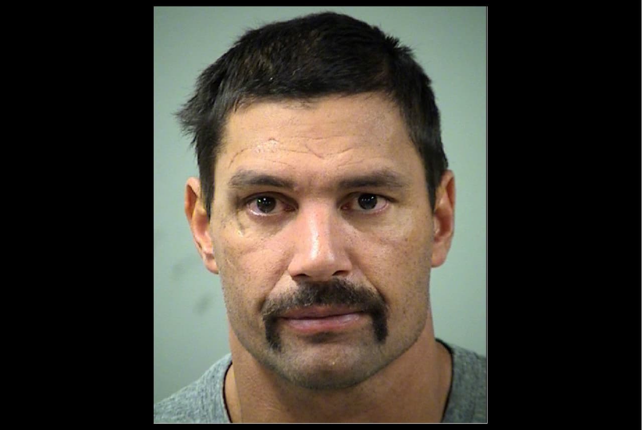 Manu Bennett es arrestado en San Antonio por asalto