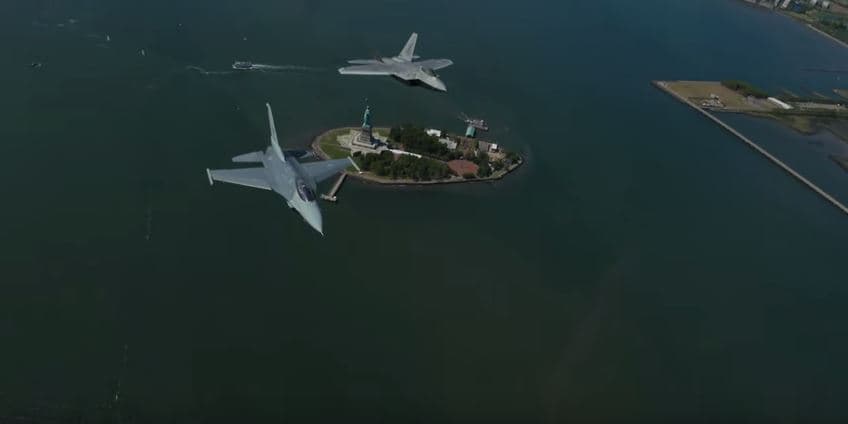 Aviones sobrevuelan la Estatua de la Libertad