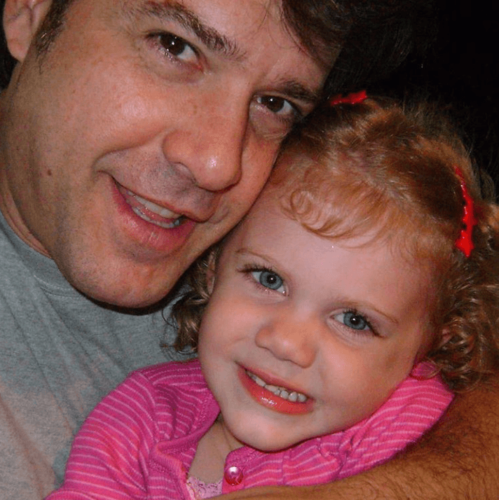 El actor ha compartido muchas imágenes de la pequeña en Instagram y siempre le deja amorosos mensajes.