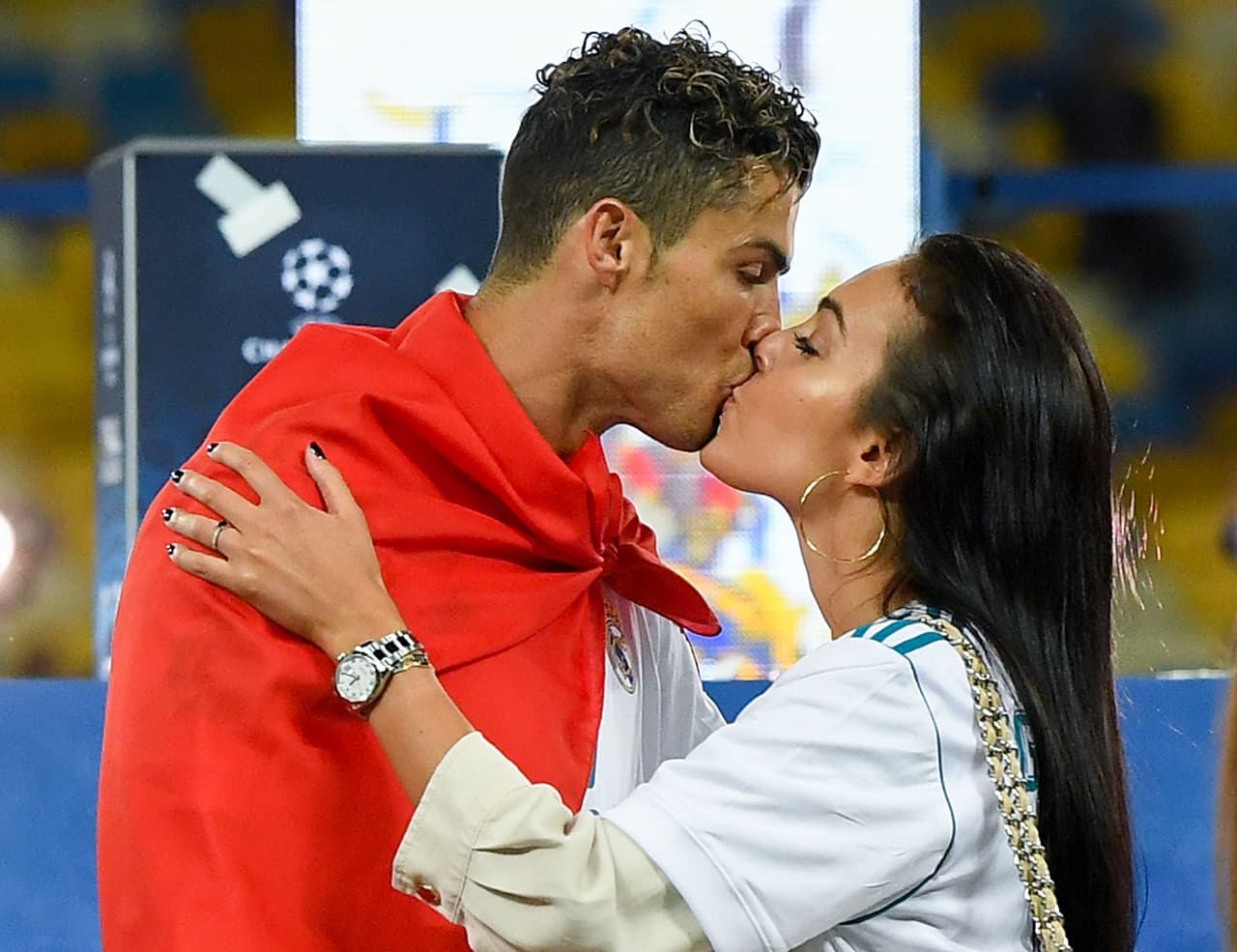 El fin de semana antes de que arrancara el Mundial de Fútbol, se esparció el rumor de que la novia de
<b><a href="https://www.univision.com/entretenimiento/escapada-romantica-cristiano-ronaldo-y-georgina-rodriguez-disfrutan-de-la-nieve-sin-ninos-fotos">Cristiano Ronaldo</a></b>,
<b><a href="https://www.univision.com/deportes/ella-es-georgina-rodriguez-proxima-a-ser-mama-del-cuarto-hijo-de-cr7-fotos#fdb3f0770000">Georgina Rodríguez</a></b>, estaba embarazada.